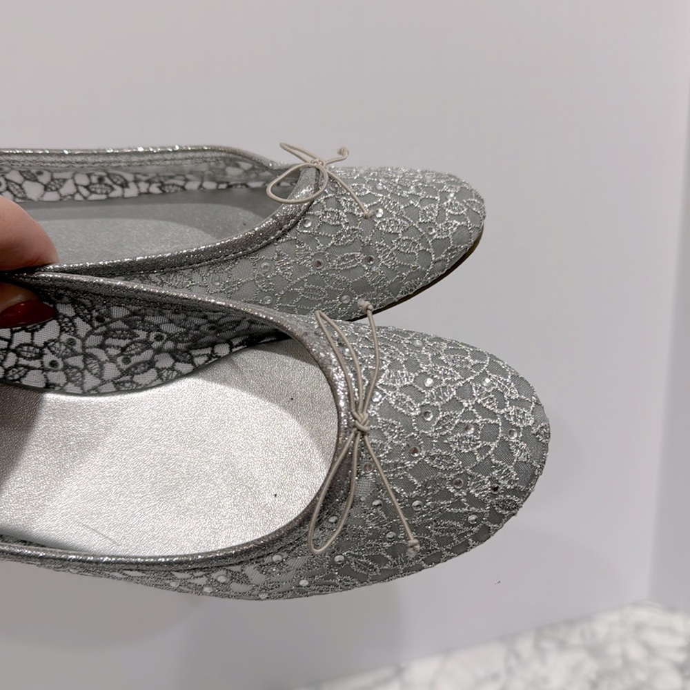 Adrianna Papell Shirley 7.5 silver lace rhinestone flats with bows in silver - Picture 3 of 6
